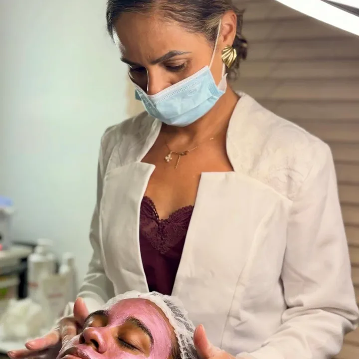 Karla Correia realizando uma limpeza de pele com máscara facial